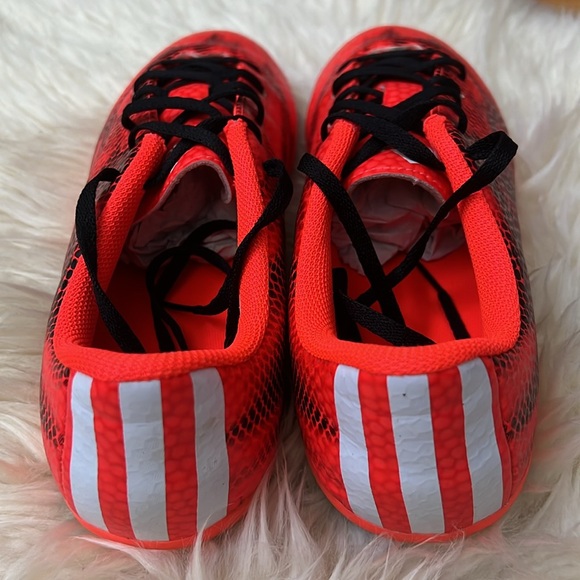 youth soccer shoes in size 5.5 (shin guard incl.) in excellent condition - Picture 4 of 8